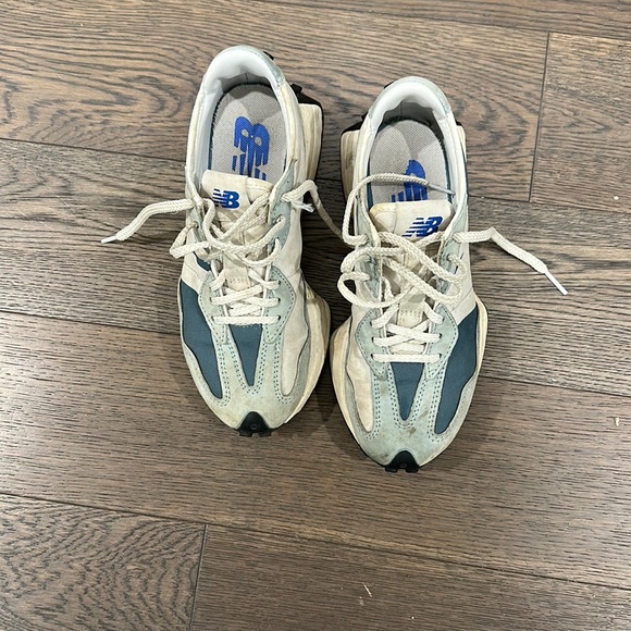 New Balance 327 size 6. Used condition. - Picture 1 of 3